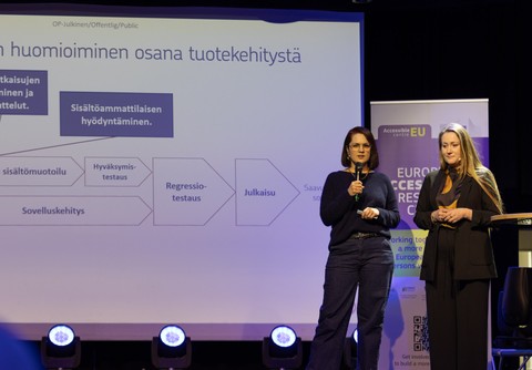 OP Ryhmän saavutettavuusjohtaja Heli Jeskanen ja Qvikin saavutettavuuteen erikoistunut suunnittelija Anu Vuokko lavalla Avaavan Efekti2025-tapahtumassa.